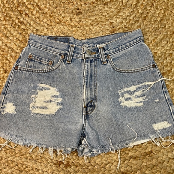 VINTAGE LEVI'S DENIM SHORTS - Picture 2 of 2